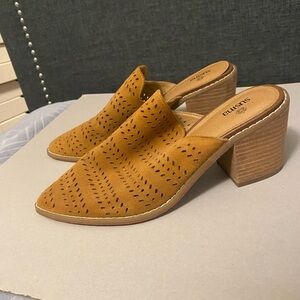 Suede Heeled Mule by Susina - size 9